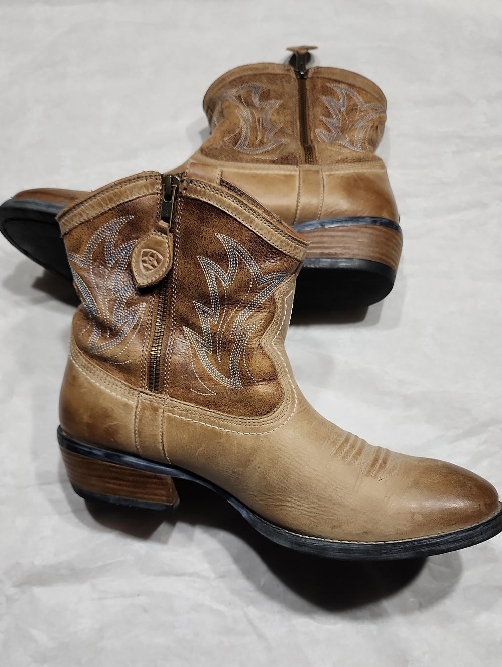 ARIAT BILLIE Unbridled Side Zip Short Boots Womens 9.5 Tan Distressed Leather
